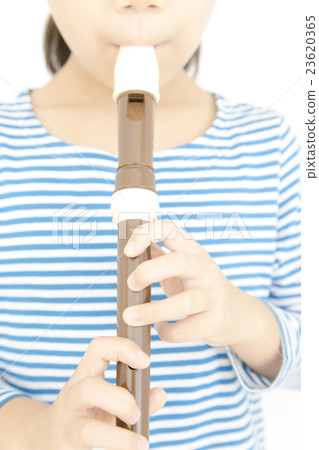 女孩吹口哨女孩吹記錄器零件切割身體部分身體部位 女孩吹口哨女孩吹記錄器零件切割身體部分身體部位 23620365