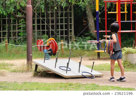 女孩玩環投擲 23621196