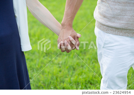 Young couple holding hands 23624954