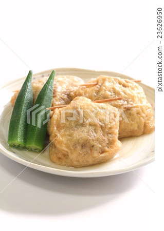 Plenty of cabbage and minced beef consomme soup 23626950