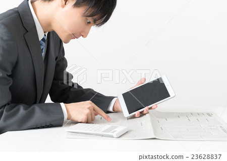 檢查股票價格的商人 檢查股票價格的商人 23628837