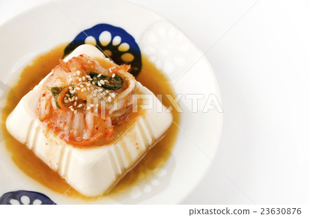 Putting cold and warm Kimchi 23630876