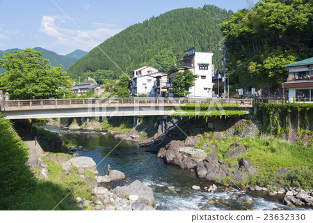Shimbashi hanging over the Gujo Hachiman Yoshidagawa 23632330
