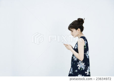 操作智能手機的一個少婦 操作智能手機的一個少婦 23634972