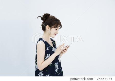 操作智能手機的一個少婦 操作智能手機的一個少婦 23634973