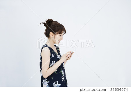 操作智能手機的一個少婦 操作智能手機的一個少婦 23634974