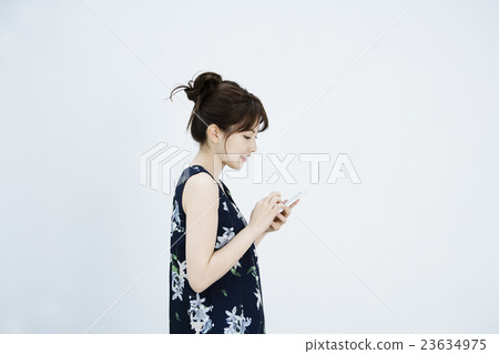 操作智能手機的一個少婦 操作智能手機的一個少婦 23634975