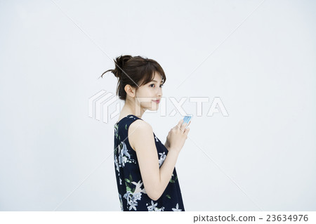 操作智能手機的一個少婦 操作智能手機的一個少婦 23634976