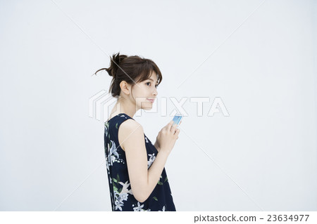 操作智能手機的一個少婦 操作智能手機的一個少婦 23634977
