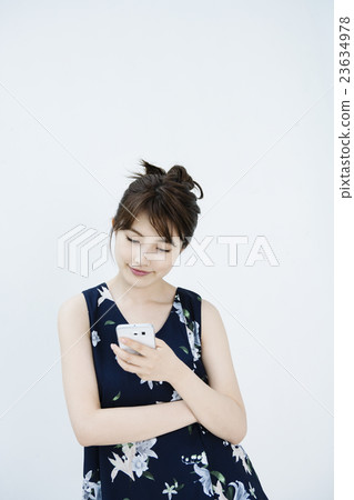 操作智能手機的一個少婦 操作智能手機的一個少婦 23634978