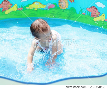 游泳池有趣的女孩 游泳池有趣的女孩 23635042