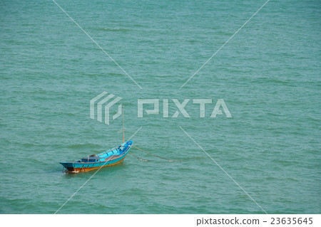 Alone in wide ocean. 23635645