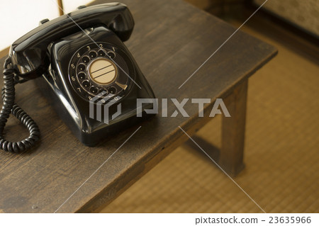 在老桌上的黑電話 23635966