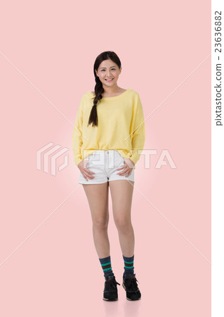 Attractive young woman 23636882