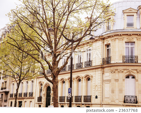 houses on french streets of Paris. citylife 23637768