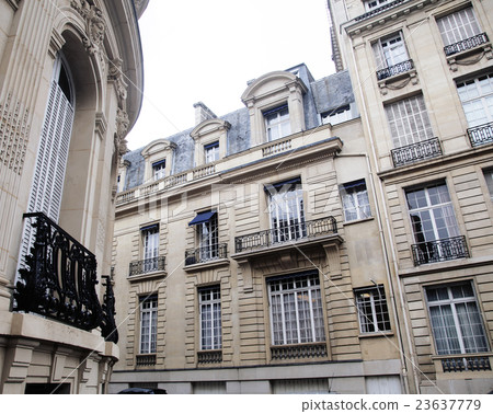 houses on french streets of Paris. citylife houses on french streets of Paris. citylife 23637779