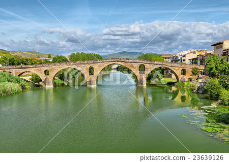 Roman bridge across Arga river in Puente la Reina 23639126