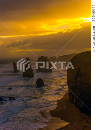 夕陽照亮了澳大利亞大洋路的十二使徒岩 23640663