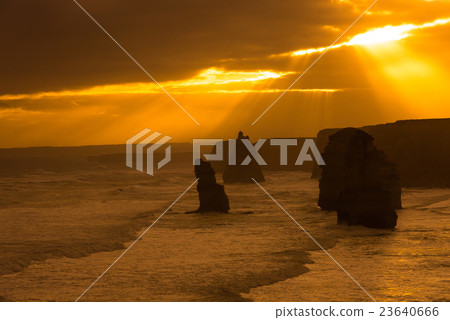 夕陽照亮了澳大利亞大洋路的十二使徒岩 23640666