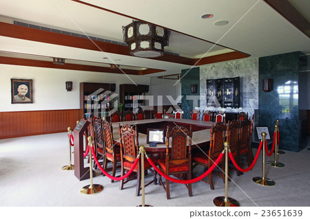 Gloria Manor 23651639