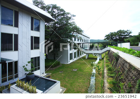 Gloria Manor 23651942