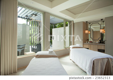 Gloria Manor Gloria Manor 23652313