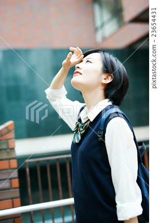 來看學校的女學生 23654431