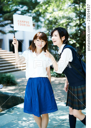 來到學校的女高中生和指導的女學生 23654437
