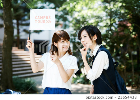 來到學校的女高中生和指導的女學生 23654438