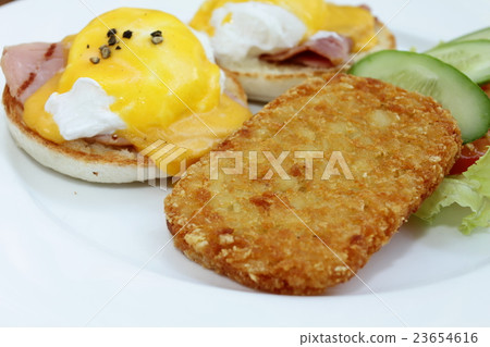 Fried shrimp cake.Minced  flour, in oil. 23654616