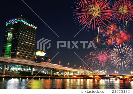 煙花和天空樹反映在建築物中 煙花和天空樹反映在建築物中 23655323