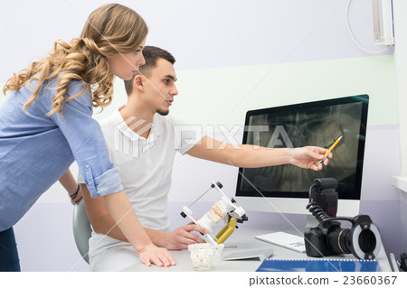 Dentist and patient 23660367