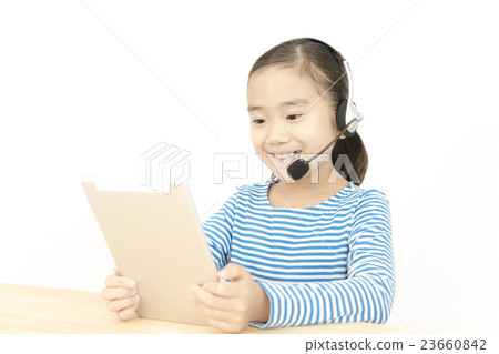 女孩與平板電腦和耳機交談 女孩與平板電腦和耳機交談 23660842