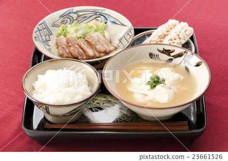 煮米飯煮三文魚和三片肉 煮米飯煮三文魚和三片肉 23661526