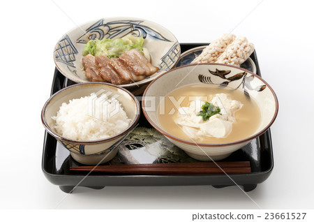 煮米飯煮三文魚和三片肉 23661527