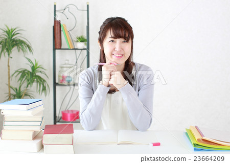 一個女孩在學習考試 23664209