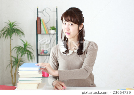 一個女孩在學習考試 23664729