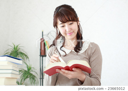 一個女孩在學習考試 23665012