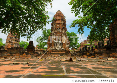Buddha status's head from Ayutthaya ruin, Thailand Buddha status's head from Ayutthaya ruin, Thailand 23666413