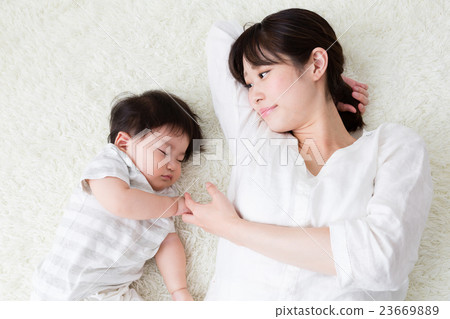 父母和孩子小睡一會兒 23669889