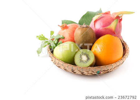 圖庫照片: sliced kiwi fruit and mixed fruits