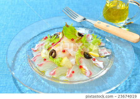 意大利食品,紅鯛魚和扇貝列生牛肉片。 (冷開胃菜) 意大利食品,紅鯛魚和扇貝列生牛肉片。 (冷開胃菜) 23674019