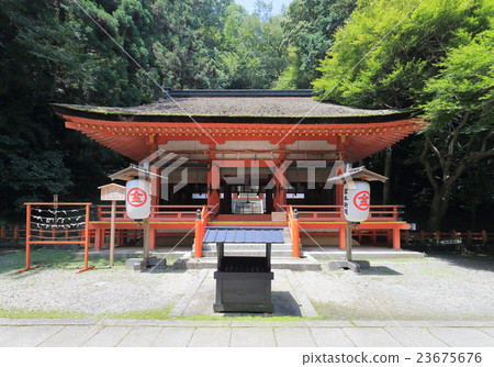 從Konomi Shrine的主要神殿到Oku公司的引路上的Shiramine神社 從Konomi Shrine的主要神殿到Oku公司的引路上的Shiramine神社 23675676