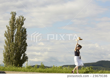 一個獨自旅行的女人 一個獨自旅行的女人 23679186