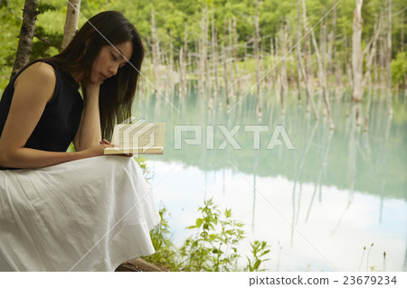 A woman who travels alone A woman who travels alone 23679234