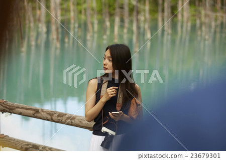 一個獨自旅行的女人 一個獨自旅行的女人 23679301