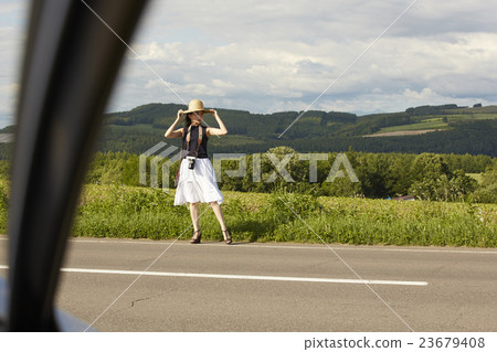 A woman who travels alone 23679408