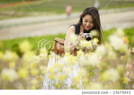 A woman who travels alone 23679843