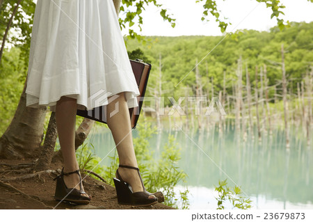 A woman who travels alone A woman who travels alone 23679873