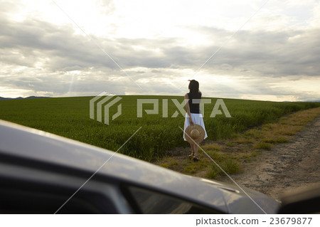 A woman who travels alone 23679877